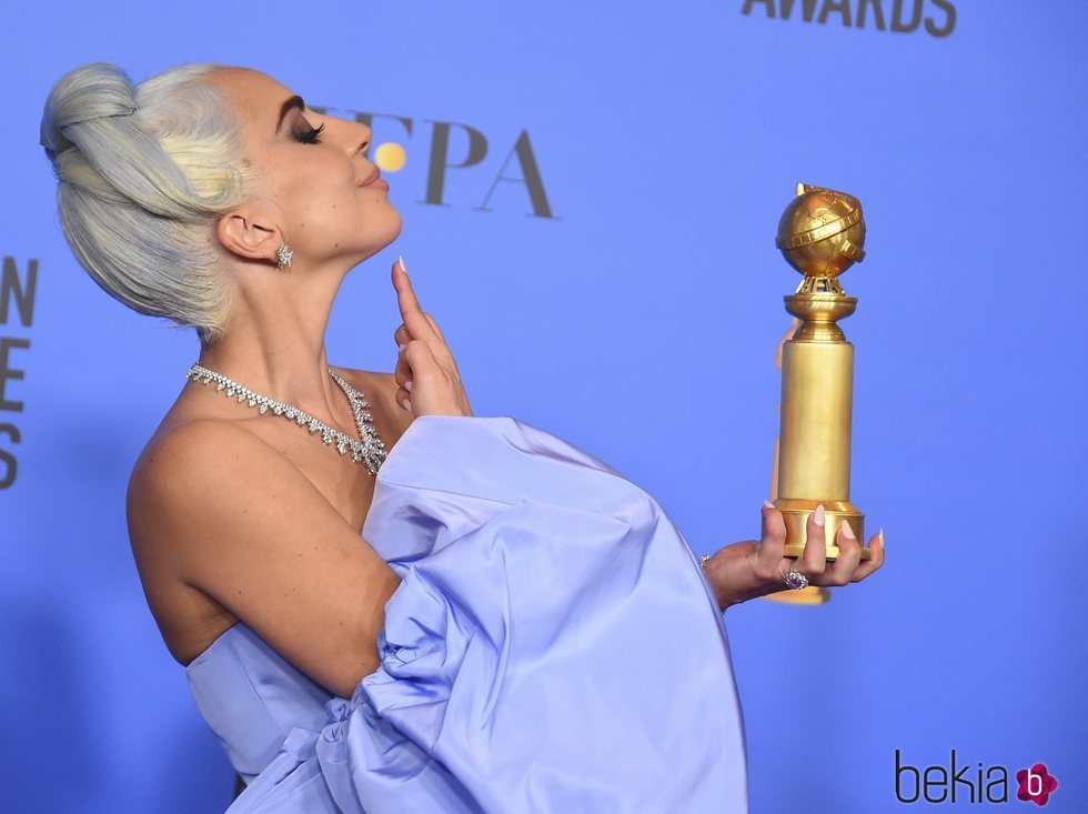 Lady Gaga posando con su premio en los Globos de Oro 2019