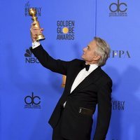 Michael Douglas con su premio en los Globos de Oro 2019