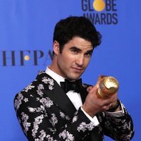 Darren Criss con su premio en los Globos de Oro 2019