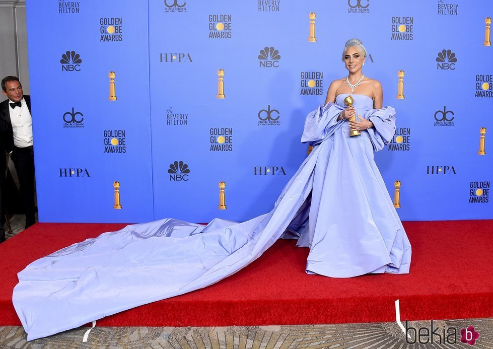 Lady Gaga con su premio en los Globos de Oro 2019