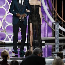 Idris Elba y Taylor Swift durante la gala de los Premios Globos de Oro 2019