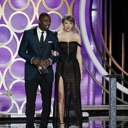 Idris Elba y Taylor Swift durante la gala de los Premios Globos de Oro 2019