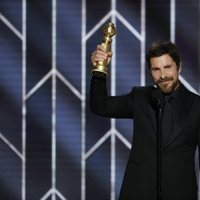 Christian Bale recogiendo su galardón en los Globos de Oro 2019