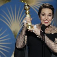 Olivia Colman recogiendo su premio en los Globos de Oro 2019
