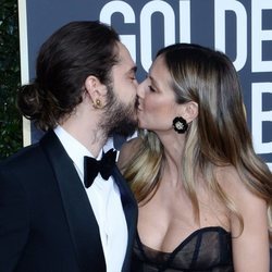 Heidi Klum y Tom Kaulitz besándose en la alfombra roja de los Globos de Oro 2019