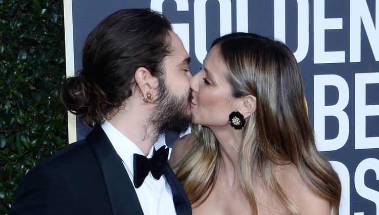 Heidi Klum y Tom Kaulitz besándose en la alfombra roja de los Globos de Oro 2019