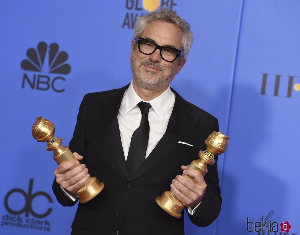 Alfonso Cuarón con sus dos premios en los Globos de Oro 2019