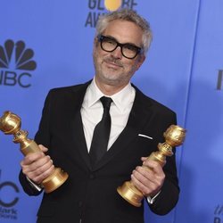 Alfonso Cuarón con sus dos premios en los Globos de Oro 2019