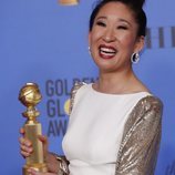 Sandra Oh con su premio en los Globos de Oro 2019