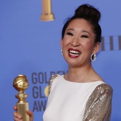 Sandra Oh con su premio en los Globos de Oro 2019