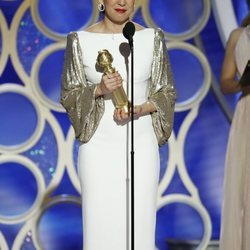 Sandra Oh recogiendo su premio en los Globos de Oro 2019