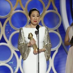 Sandra Oh recogiendo su premio en los Globos de Oro 2019