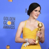 Rachel Brosnahan con su premio en los Globos de Oro 2019