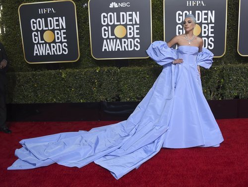 Lady Gaga con uno de los diseños de fantasía de Valentino en los Globos de Oro de 2019