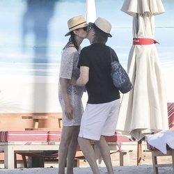 Paul McCartney y Nancy Shevell besándose en la playa
