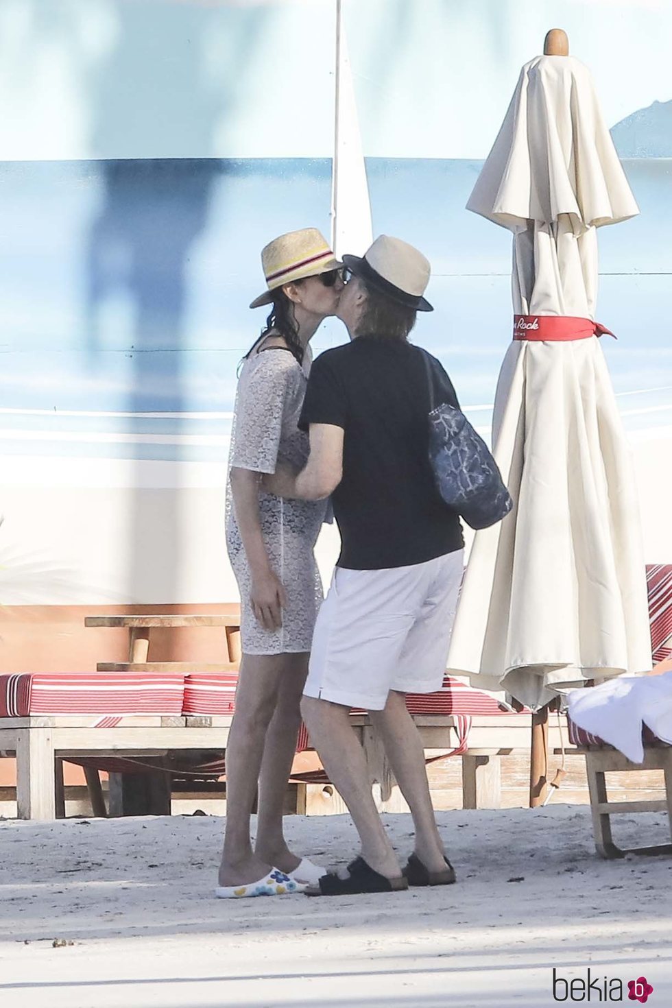 Paul McCartney y Nancy Shevell besándose en la playa