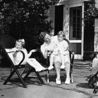 La Reina Guillermina de Holanda junto a su hija la Princesa Juliana y sus nietas Irene y Beatriz