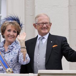 Margarita de Holanda y Pieter van Vollenhoven saludando en el Palacio Real de Ámsterdam