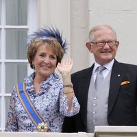 Margarita de Holanda y Pieter van Vollenhoven saludando en el Palacio Real de Ámsterdam