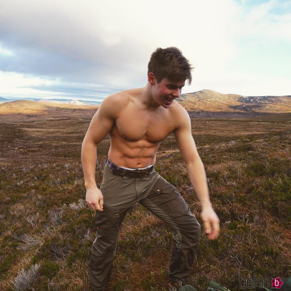 Arthur Chatto luciendo su torso desnudo en las Tierras Altas de Escocia