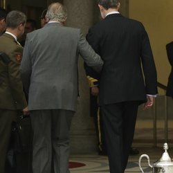 El Rey Juan Carlos camina del brazo del Rey Felipe en los Premios Nacionales del Deporte 2017