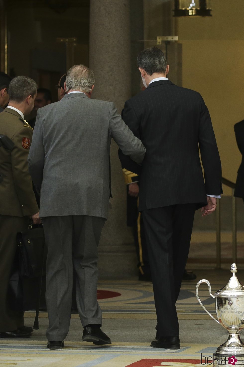 El Rey Juan Carlos camina del brazo del Rey Felipe en los Premios Nacionales del Deporte 2017