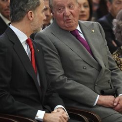 El Rey Felipe y el Rey Juan Carlos hablando en los Premios Nacionales del Deporte 2017