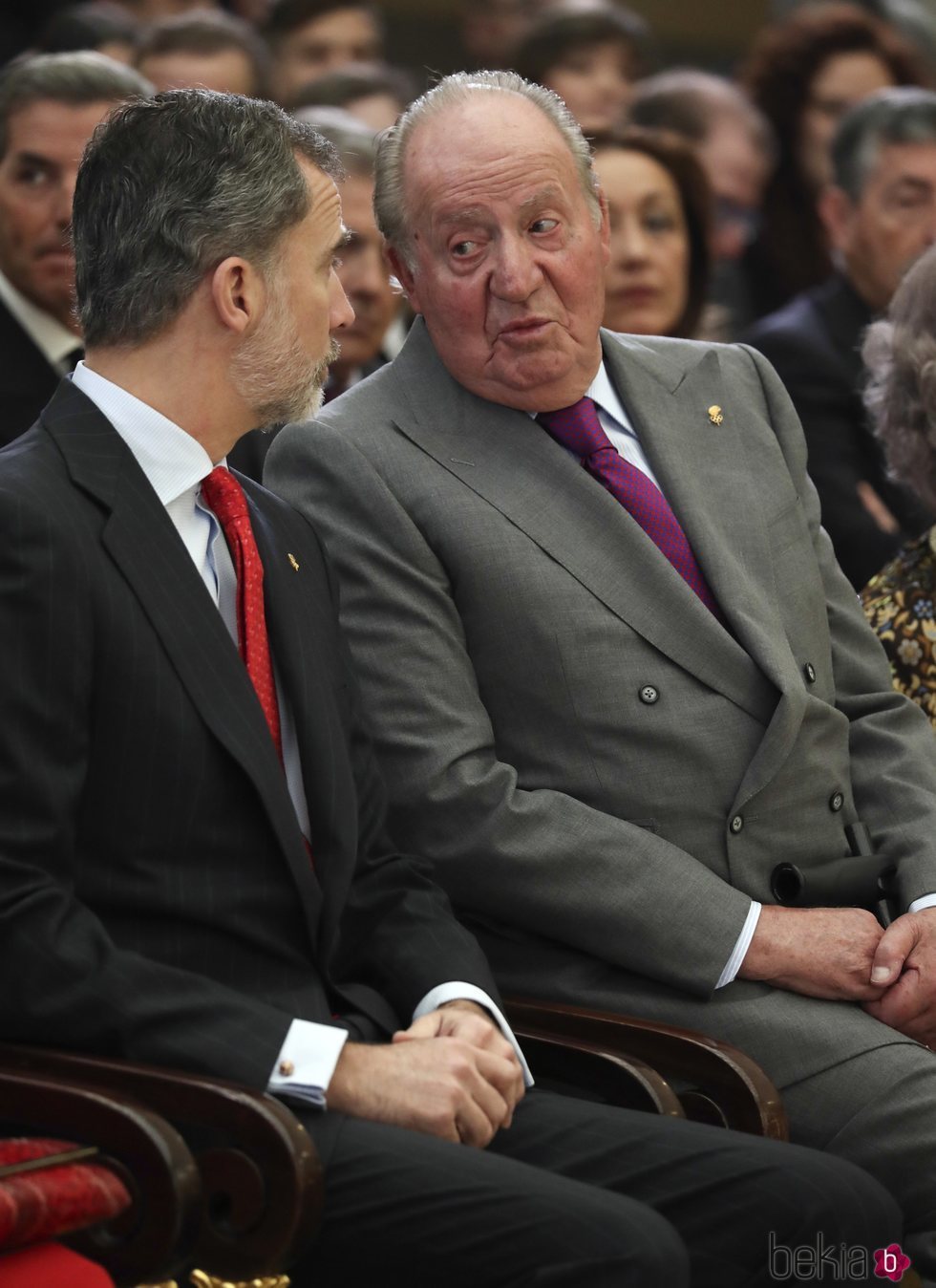 El Rey Felipe y el Rey Juan Carlos hablando en los Premios Nacionales del Deporte 2017