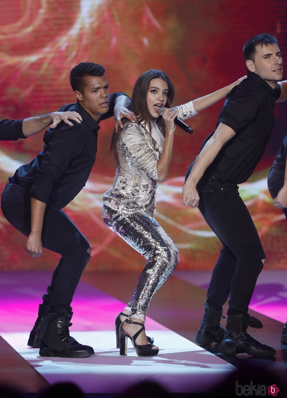 Ana Guerra cantando en los Premios Forqué 2019