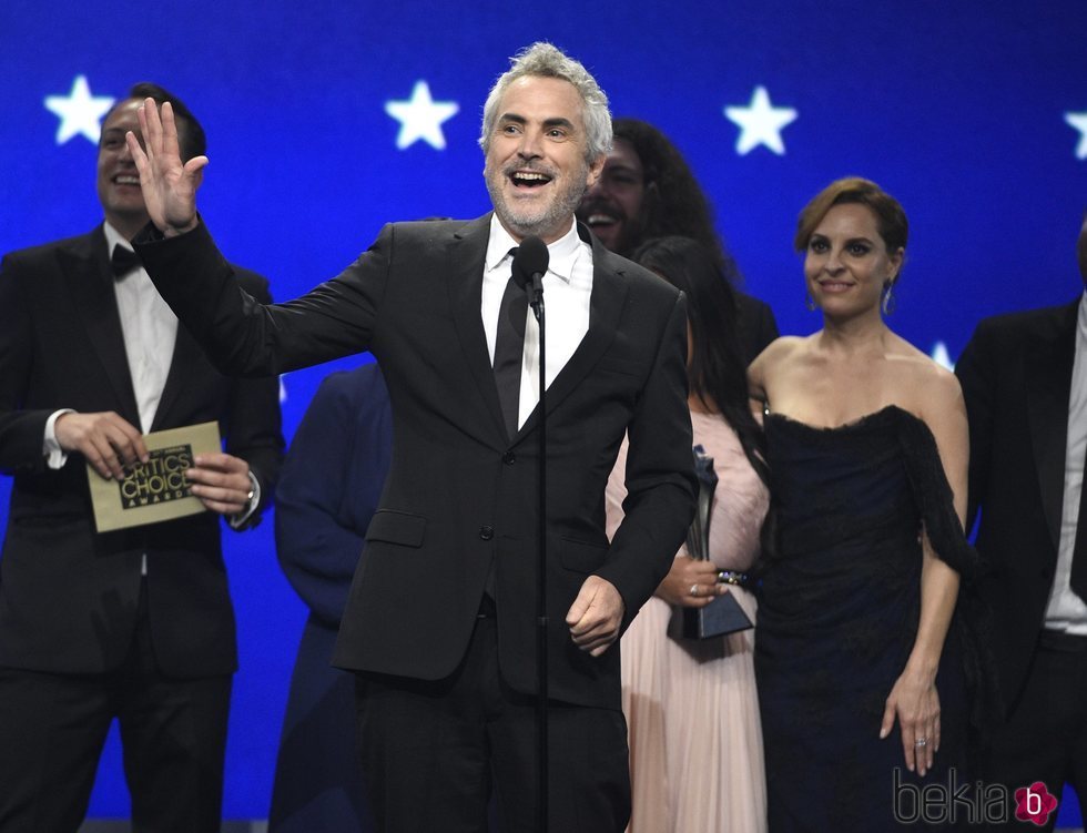 Alfonso Cuarón recogiendo un galardón en los Critics' Choice Awards 2019