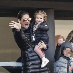 Carla Pereyra animando a Diego Simeone con su hija Francesca