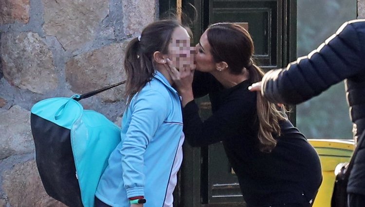 Paula Echevarría dando un beso a su hija Daniella