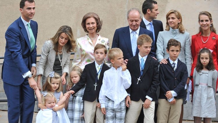 Los Reyes Felipe y Letizia y sus hijas, los Reyes Juan Carlos y Sofía, la Infanta Elena y sus hijos y la Infanta Cristina e Iñaki Urdangarin con sus hijos