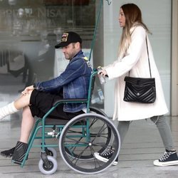 Fonsi Nieto tras su salida del hospital acompañado de su mujer