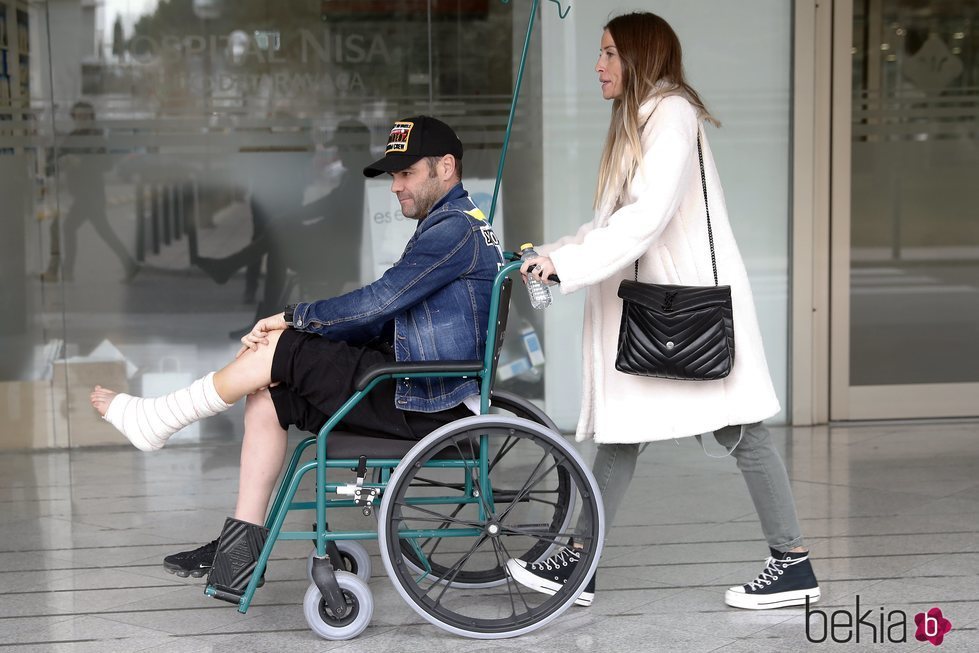 Fonsi Nieto tras su salida del hospital acompañado de su mujer
