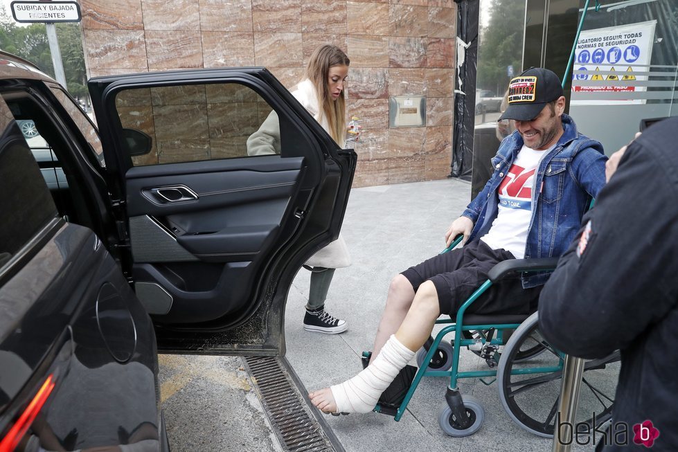 Fonsi Nieto subiendo al coche tras salir del hospital después de su operación en el pie