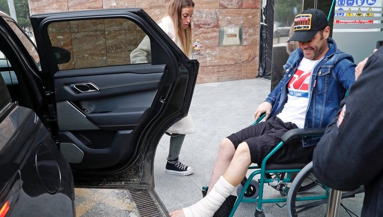 Fonsi Nieto subiendo al coche tras salir del hospital después de su operación en el pie