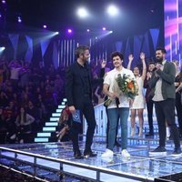 Miki con un ramo de flores al enterarse de que será representante de España en Eurovisión 2019