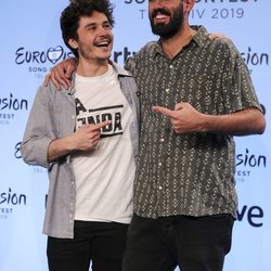 Miki Nunyez y Adrià Salas posan juntos en la rueda de prensa de Eurovisión 2019