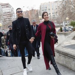 Cristiano Ronaldo de la mano de Georgina Rodríguez llegando a la Audiencia Provincial de Madrid
