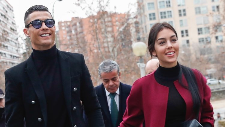 Cristiano Ronaldo de la mano de Georgina Rodríguez llegando a la Audiencia Provincial de Madrid