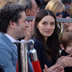 María Valverde con Gustavo Dudamel en el Paseo de la Fama