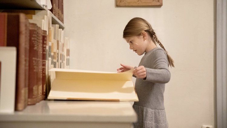 Estela de Suecia leyendo un libro en la Biblioteca Bernadotte