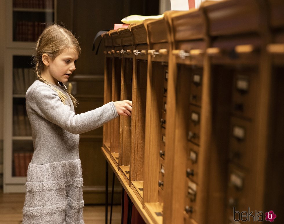 Estela de Suecia durante su primera visita a la Biblioteca Bernadotte