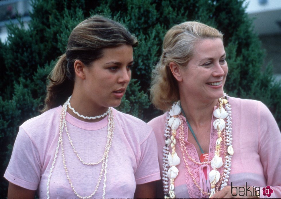 Carolina y Grace de Mónaco durante unas vacaciones en los años 70