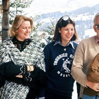 Grace, Carolina, Rainiero y Estefanía de Mónaco durante unas vacaciones en Gstaad