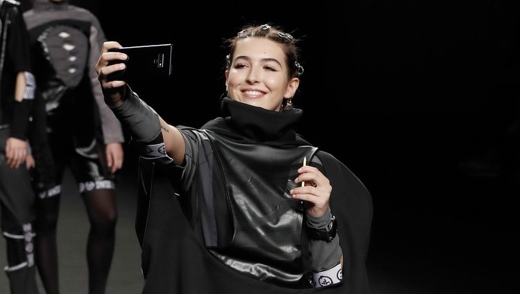 Alba Díaz haciéndose un selfie mientras desfila para Laura Herrero en Madrid Fashion Week