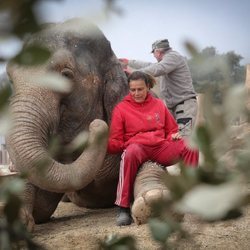 La Princesa Estefanía de Mónaco posa con un elefante en un refugio de animales