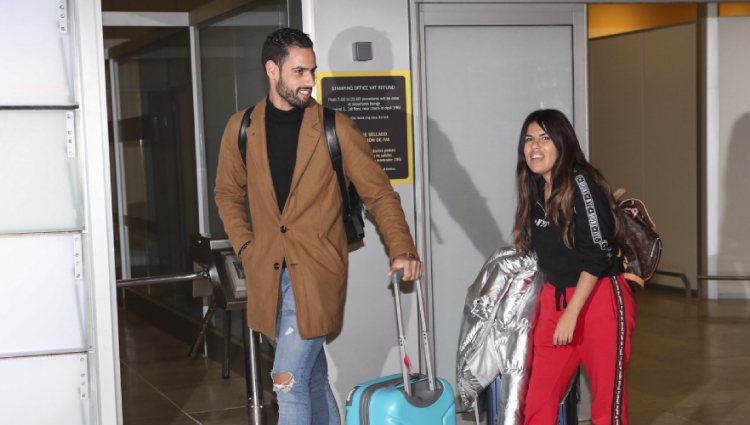 Chabelita Pantoja y Asraf Beno en el aeropuerto tras su escapada romántica