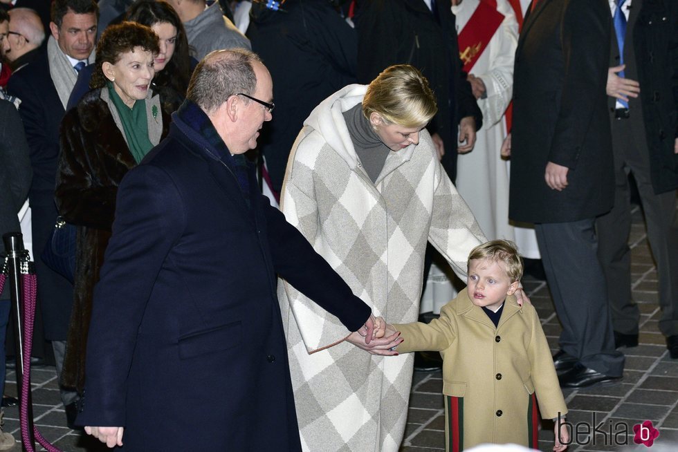 Alberto II, Charlene y Jacques de Mónaco en la celebraciones de Santa Devota